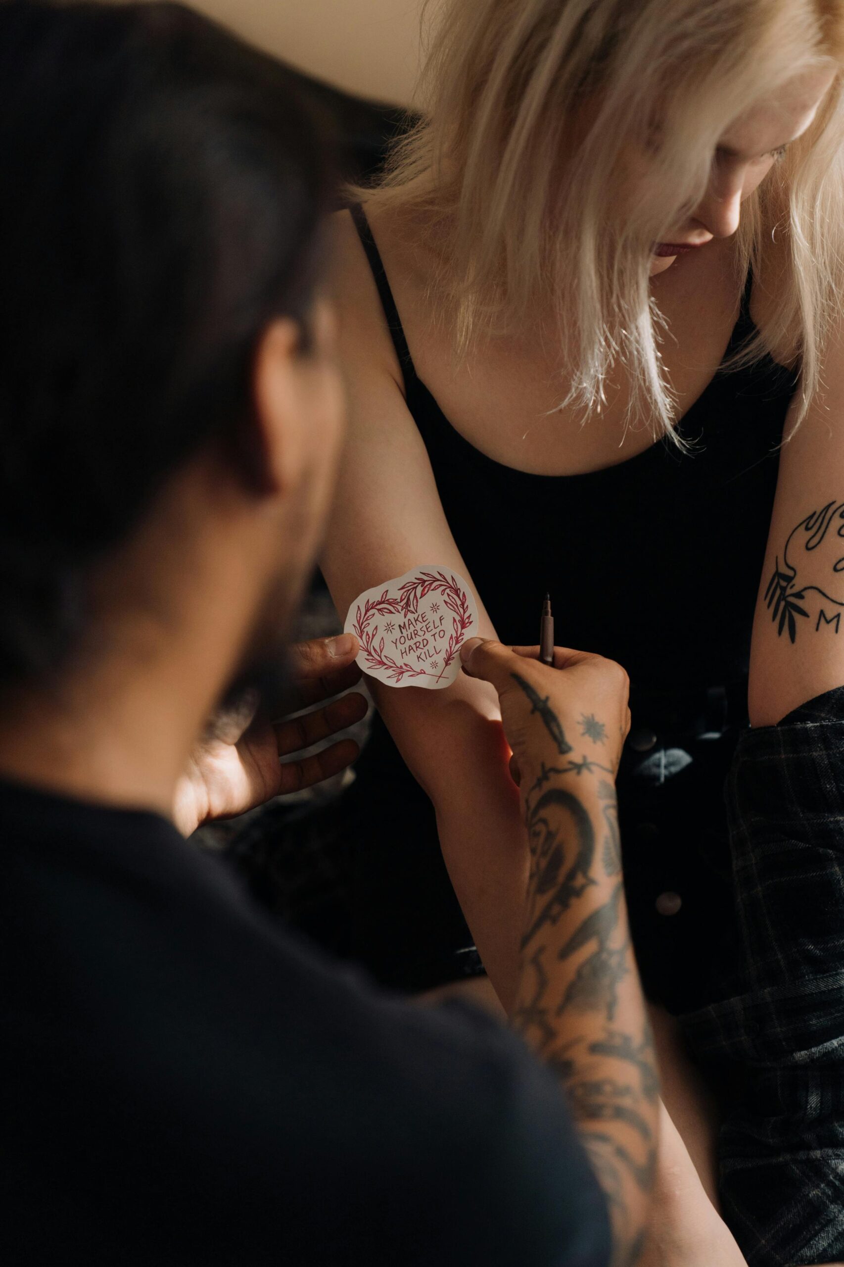 Persona eligiendo tatuaje